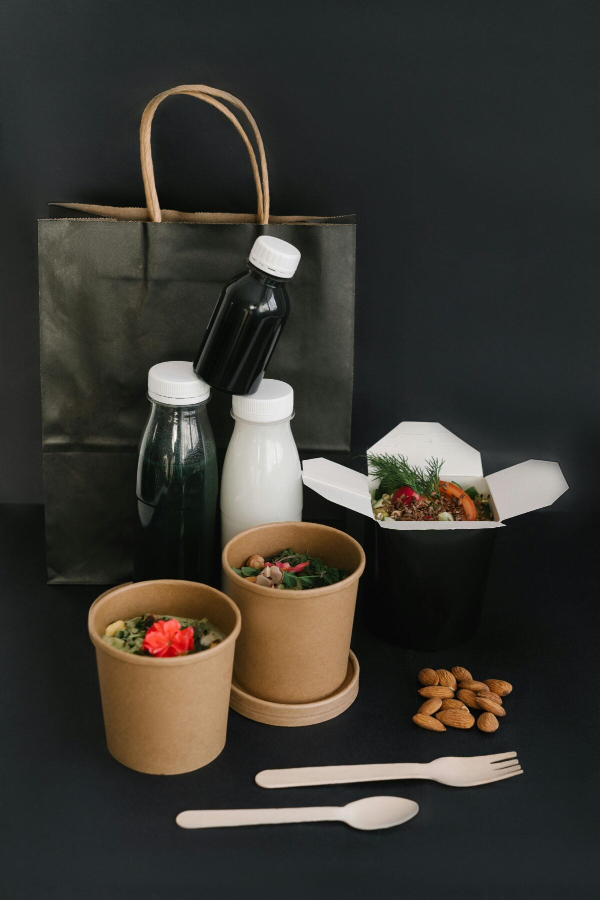 catering; posiłki z dostawą; opłata za opakowania; regulacje prawne; branża gastronomiczna; koszty działalności; przepisy opakowaniowe; dostosowanie do wymogów; opakowania jednorazowe; ekologia w gastronomii